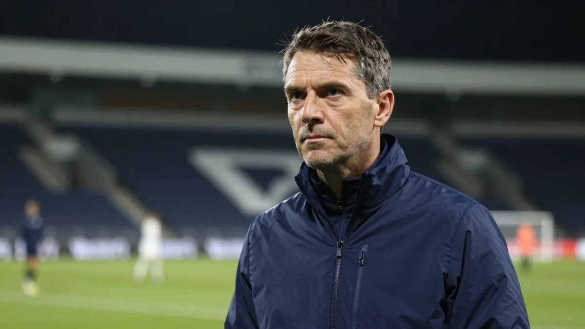 Coach Rik De Mil heeft KAA Gent na drie waarschuwingssignalen weer op de kaart gezet, met een sterke start in de...