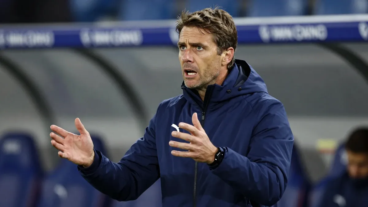 Coach Thomas Matton is streng voor de B-kern van KAA Gent na een matige reeks in de Challenger Pro League en wijst op een...